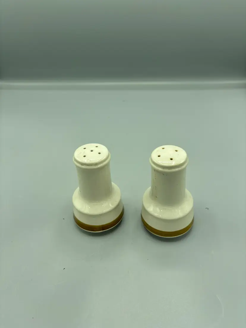 Stoneware salt & pepper