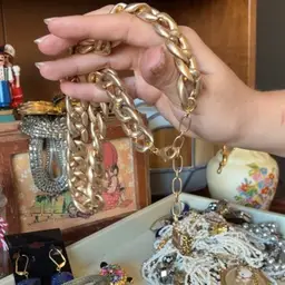 Holiday
Gold Tone Chain