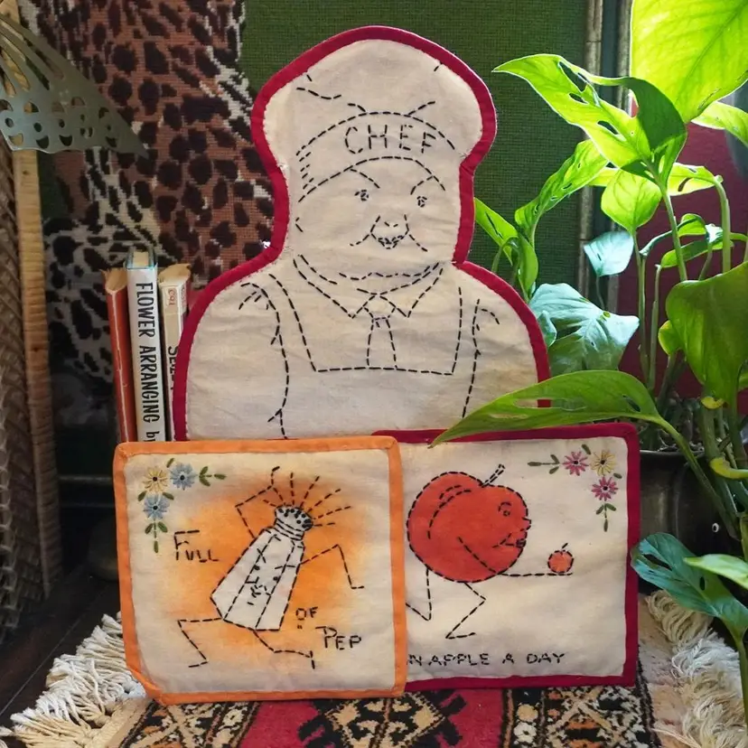 Vintage 1950s Hand Embroidered Chef Pocket Holder with Pot Holders | Vintage Kitsch Kitchen Decor