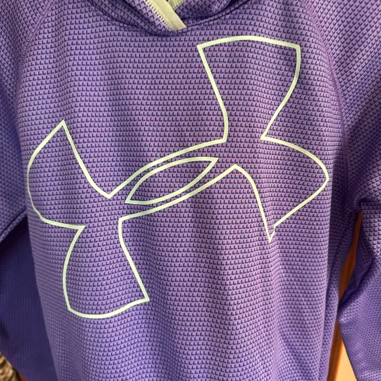 Woman’s under armour hoodie “Used”