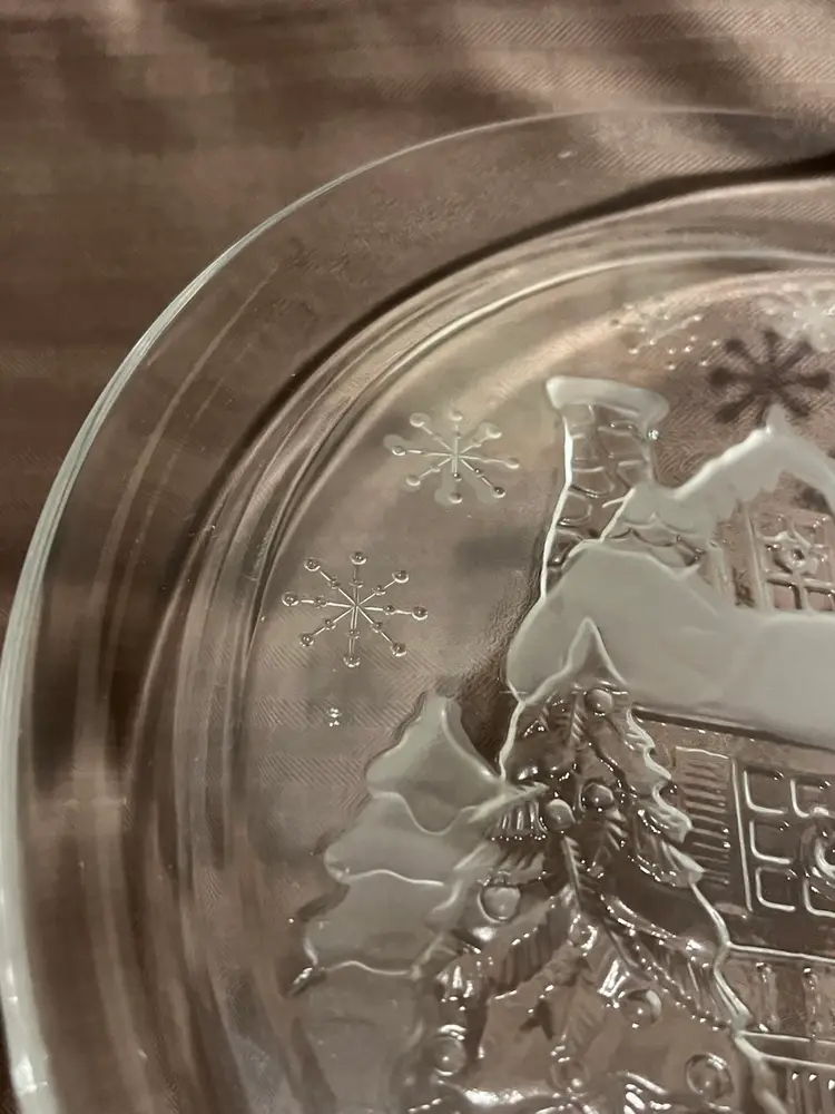 Arcoroc Glass Serving Platter "Welcome Home" Winter/Christmas - 13 inches round