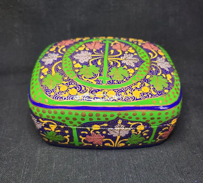 Vintage Hand Painted Lacqured Papier-mâché Trinket Box
