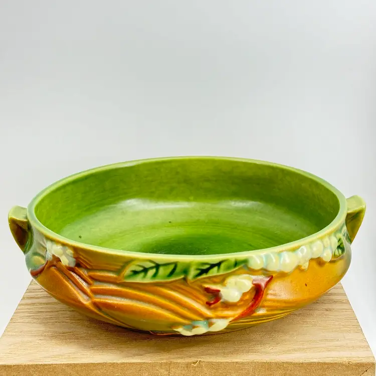 Roseville Pottery Snowberry Green Bowl 8". Beautiful Condition.