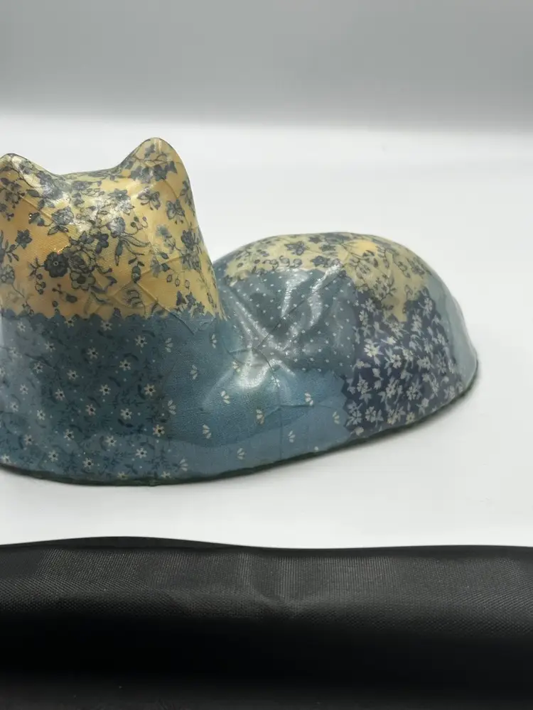 A15 vintage ceramic cat Figurine