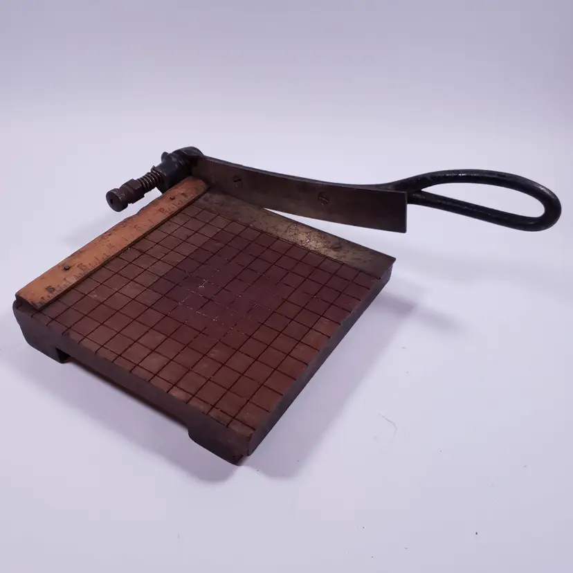 Antique MILTON BRADLEY DIAMOND Cast Iron Office School Guillotine PAPER CUTTER