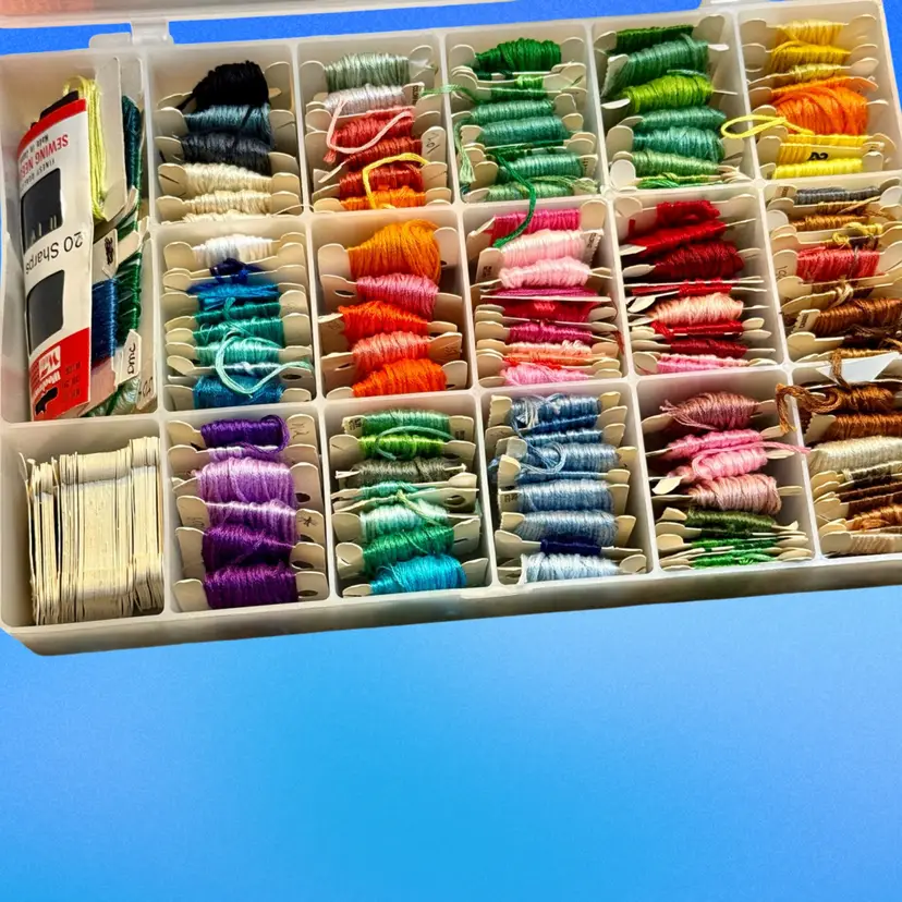 #32 Lot of Embroidery Thread Floss Wrapped on Cards w Storage Box