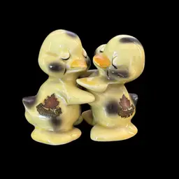 VanTelligan Vintage 1950’s Hugging Ducks W/Canada Stickers Salt & Pepper Shakers