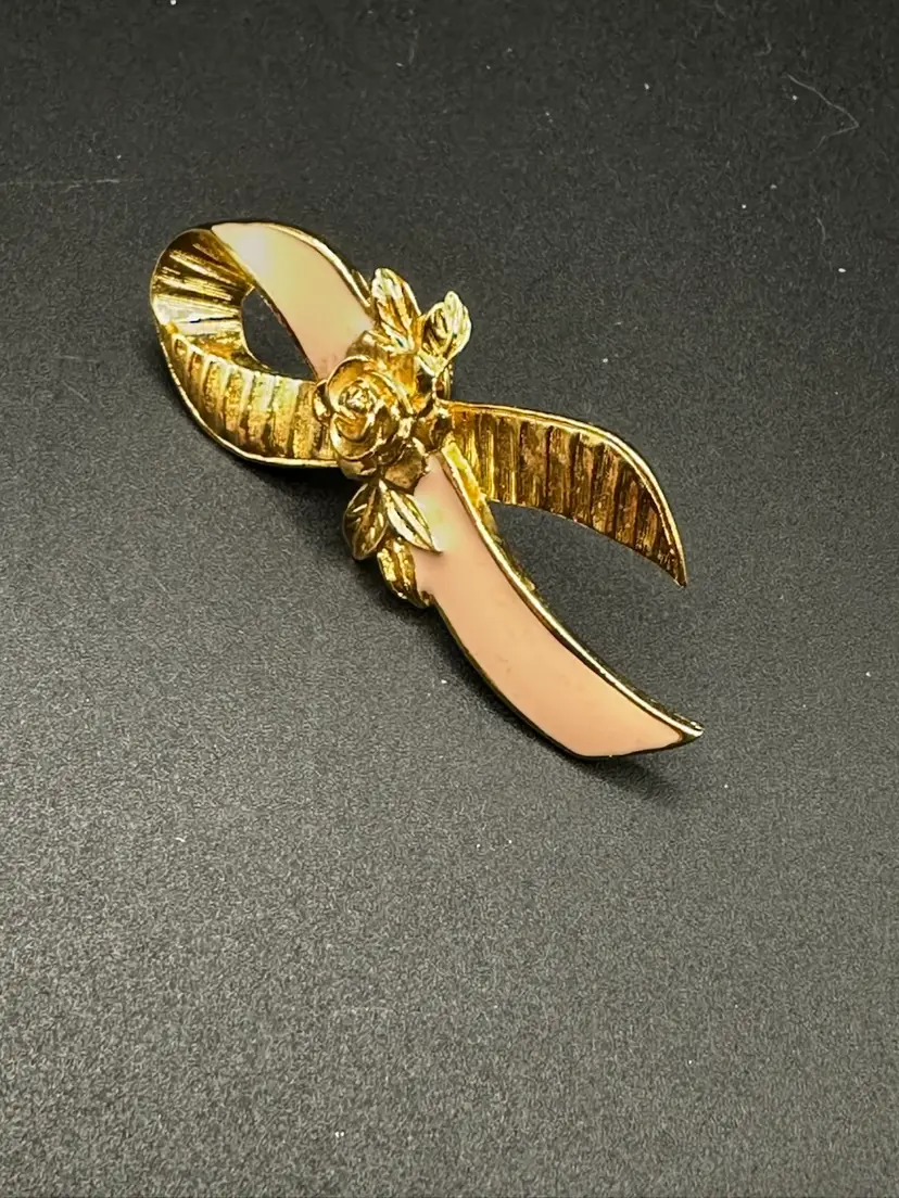 A109 - Avon Breast Cancer Awareness Pink Ribbon Rose Pin