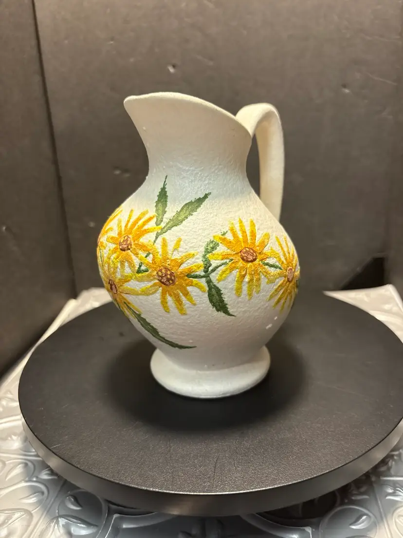 Vintage Hyalyn 905 Singed Daisie Pitcher