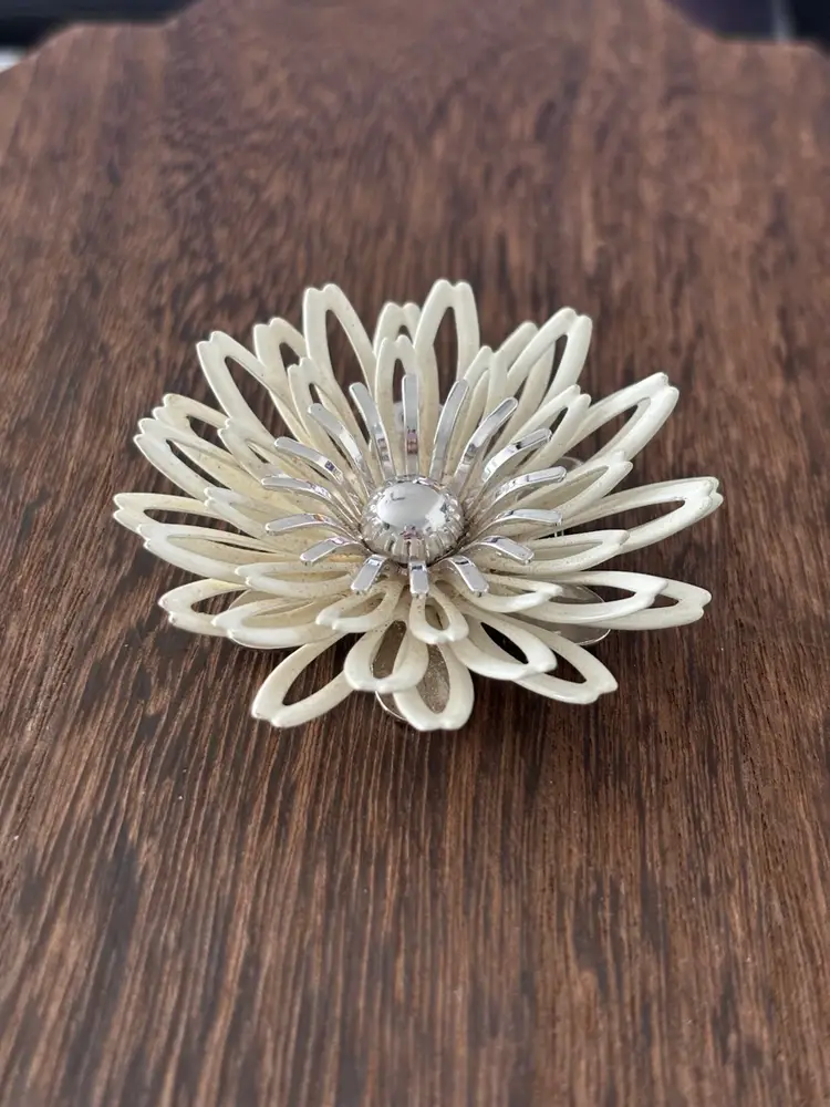 Vintage Silver Toned / White Sarah Coventry Brooch/pendant.