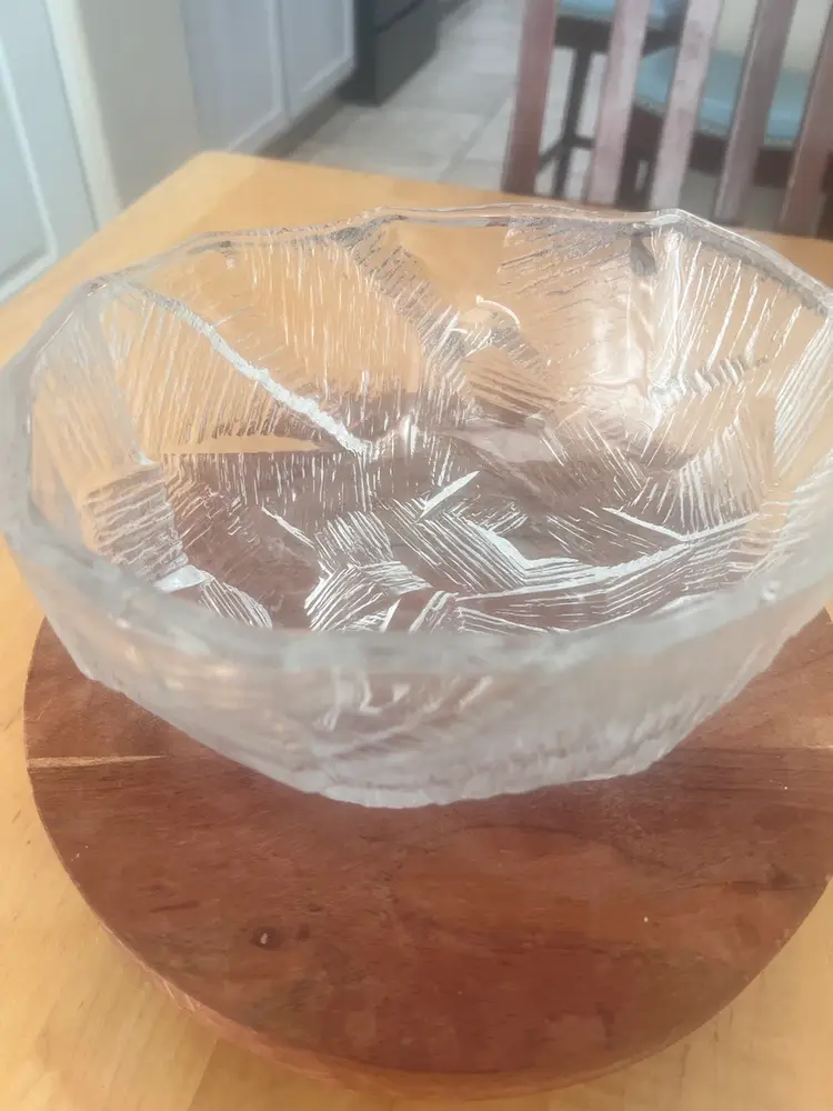 Vintage Hoya Glass Ice Bucket Or Bowl With Textured Outside On Three Feet 
9x4”
In Beautiful Condition 