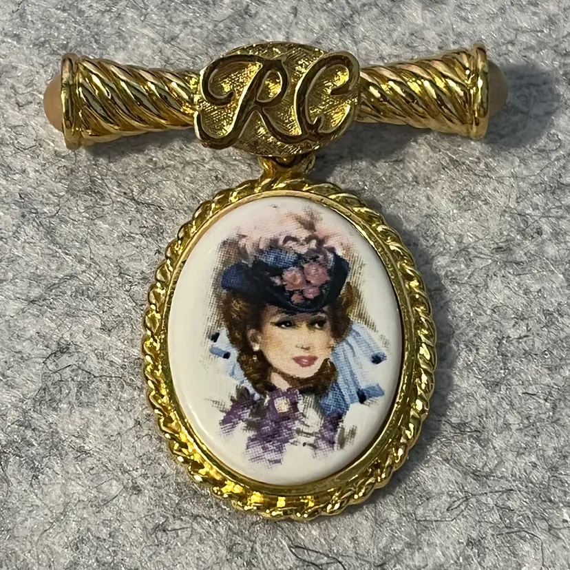 Vintage 1996-97 AVON "Romantic Era" Gibson Girl Portrait Brooch Gold Tone RC Mark