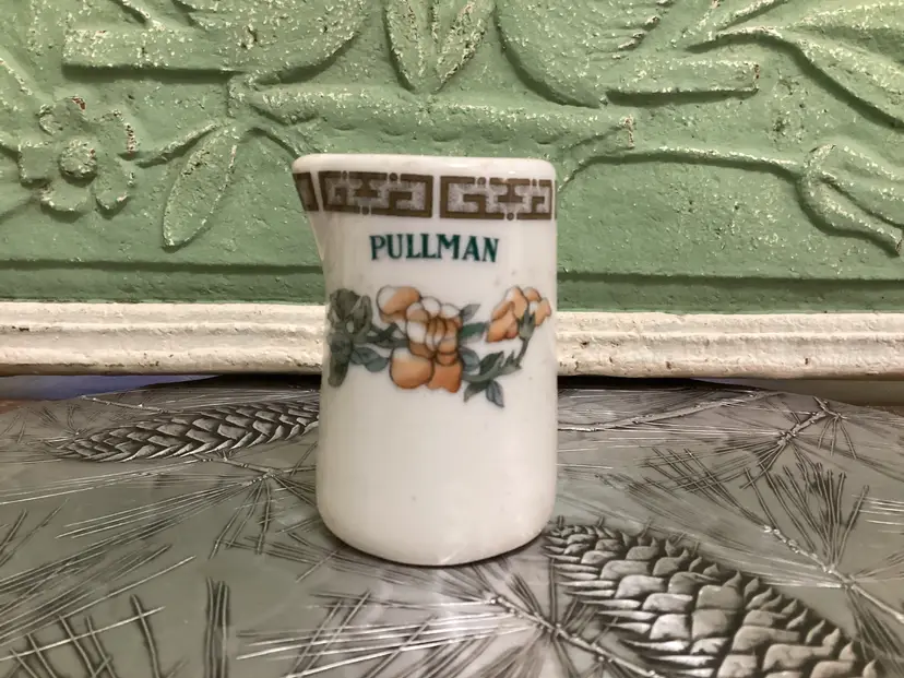Vintage miniature milk/creamer croc with pouring lip 3”