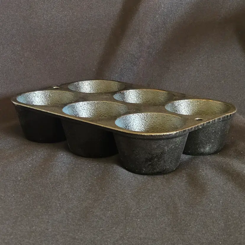 Lodge Muffin Cast Iron Cookware Cornbread Pan 5P2 No Sign Of Actual Use 8⅝"×5¼"