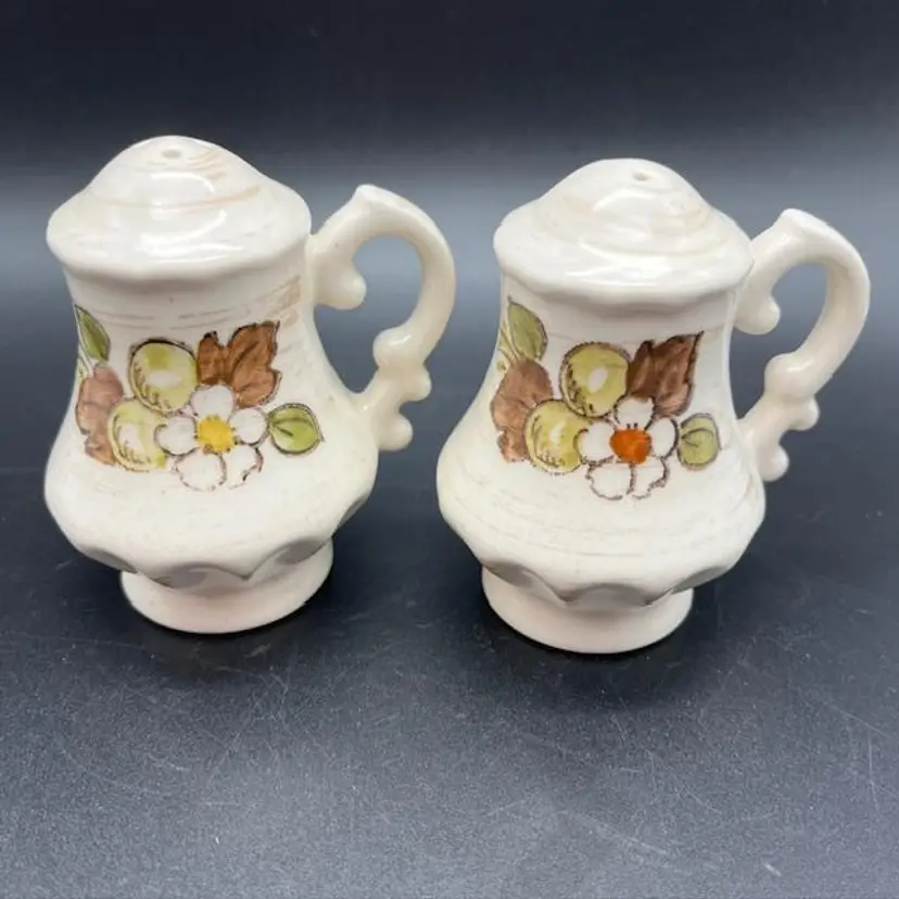 Salt & Pepper Metlox Vernon Ware Fruit Basket White Daisy 1960's Shakers