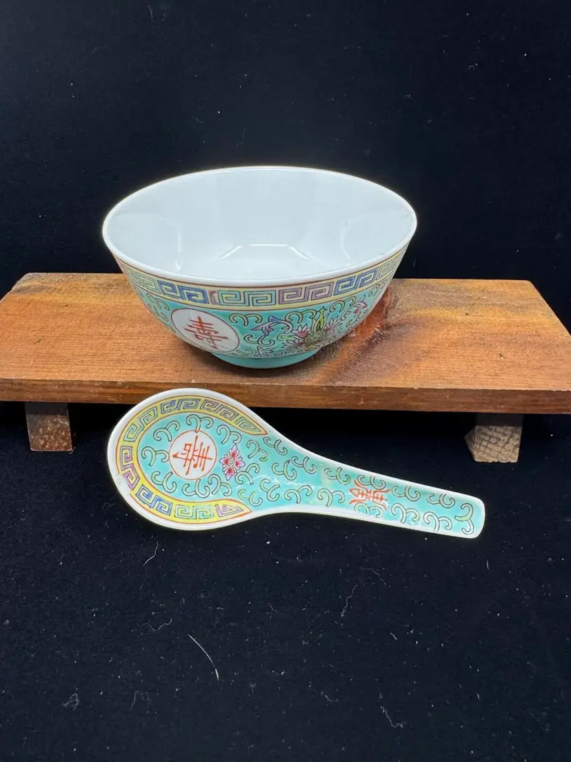 Chinese porcelain Rice bowl and spoon set with Shou character, Chip On Spoon (see Picture)
