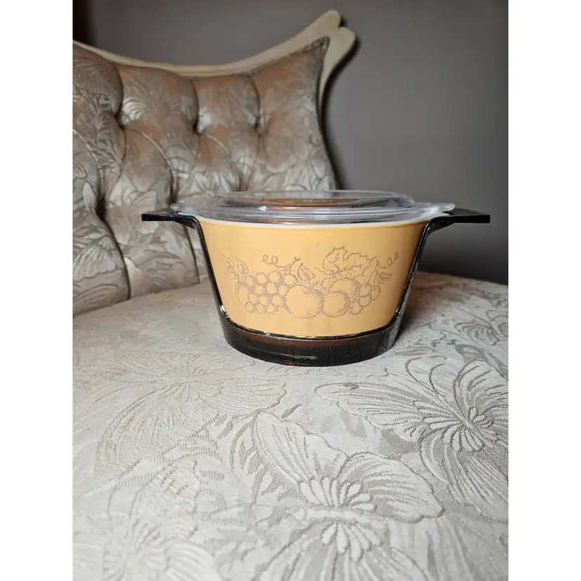 Pyrex Old Orchard 2 1/2 QT 475-B With Promo Harvest Lid 475-C and Plastic Holder