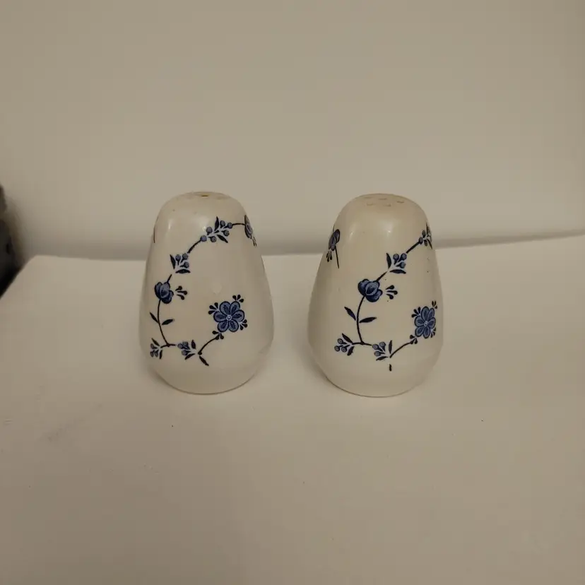 Myott Finlandia Fine Staffordshire Ware. Salt & Pepper shakers set. 3 inches high. Ware, England. 1982.  No condition issues.