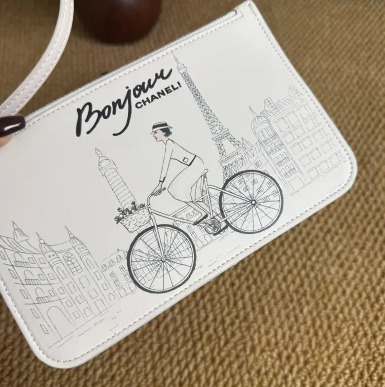 #18 - GWP/VIP CHANEL OFF WHITE COSMETIC POUCH