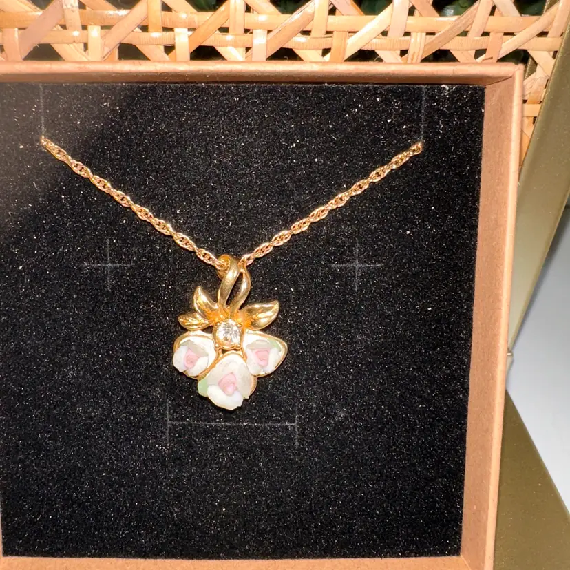 VTG Avon Triple Pink Porcelain Roses Pendant Rhinestone Floral Gold Tone Chain