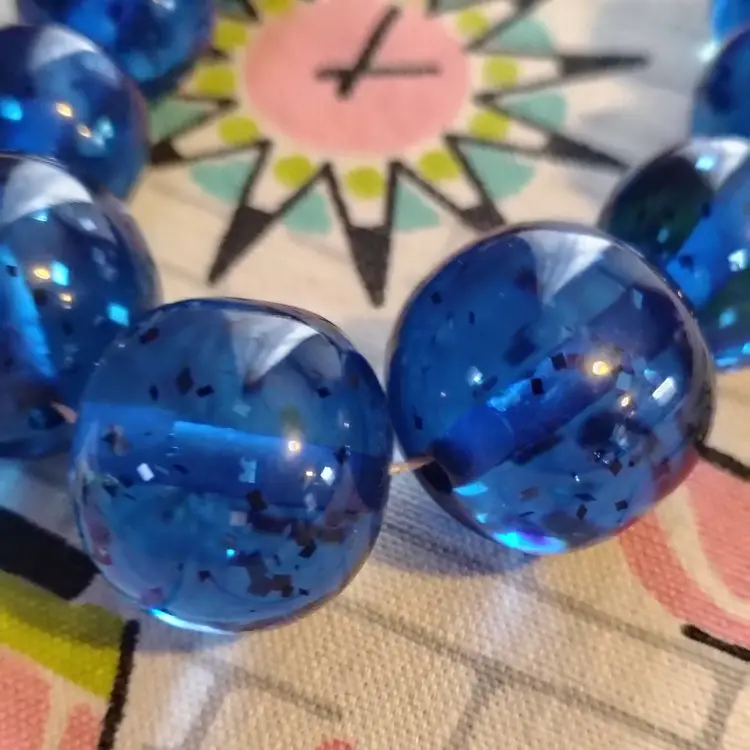 Vintage Lucite Beaded Necklace | Gorgeous Blue Glitter Color | Chonky Graduated Lucite Beads on a Strand | 1960s Made in USA