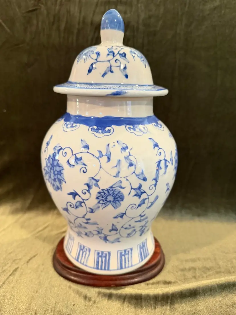 Beautiful chinoiserie Style Blue and White Floral Porcelain Ginger Jar