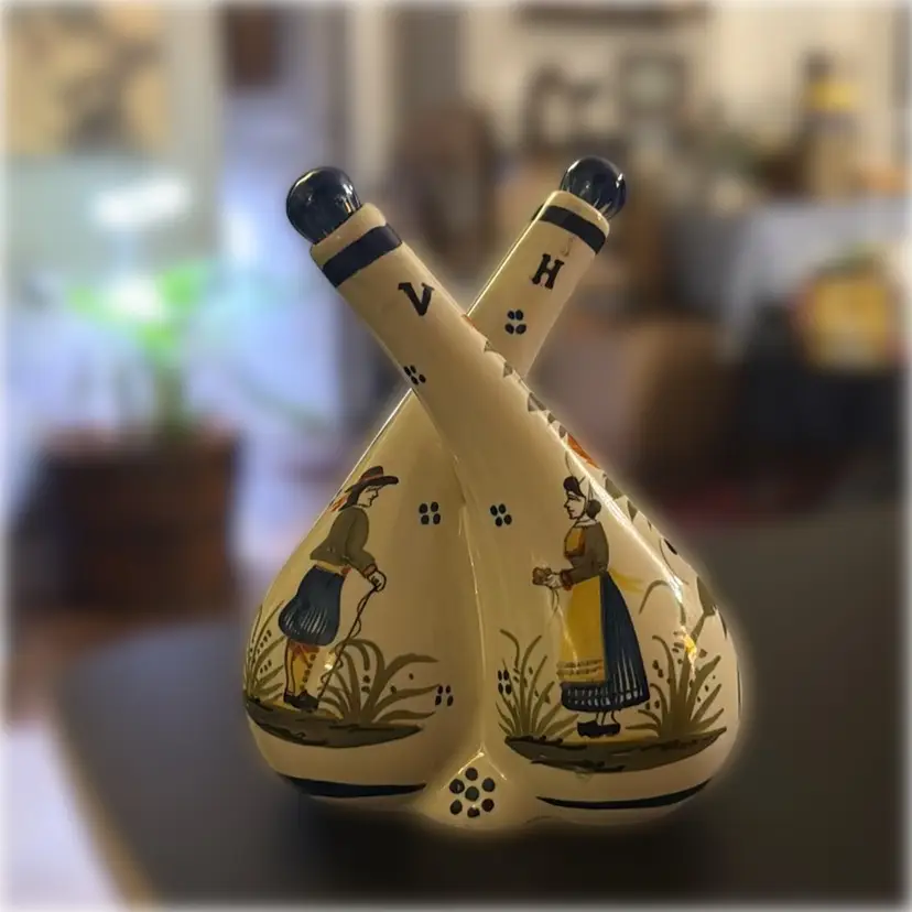 Henroit Quimper Vinegar and Oil Dispenser - 6.5” tall