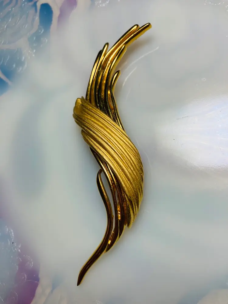 Aigrette Style Vintage Feather Brooch Pin. 
These Feather Brooches Were Popular in the Late 1800’s.  
Shiny and Matte Gold Tone. 
A Real Classic
Height: 4”