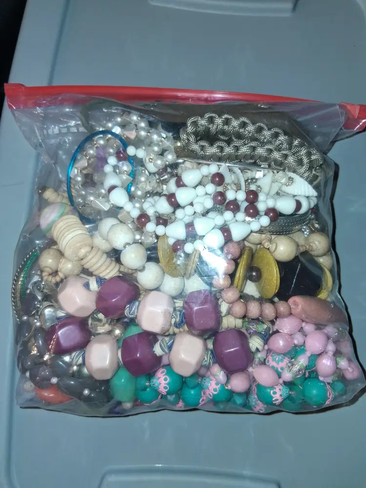 4 lbs Mostly WEARABLE COSTUME JEWLERY VTG to MOD Resell/Keep/Craft/Upcycle #11