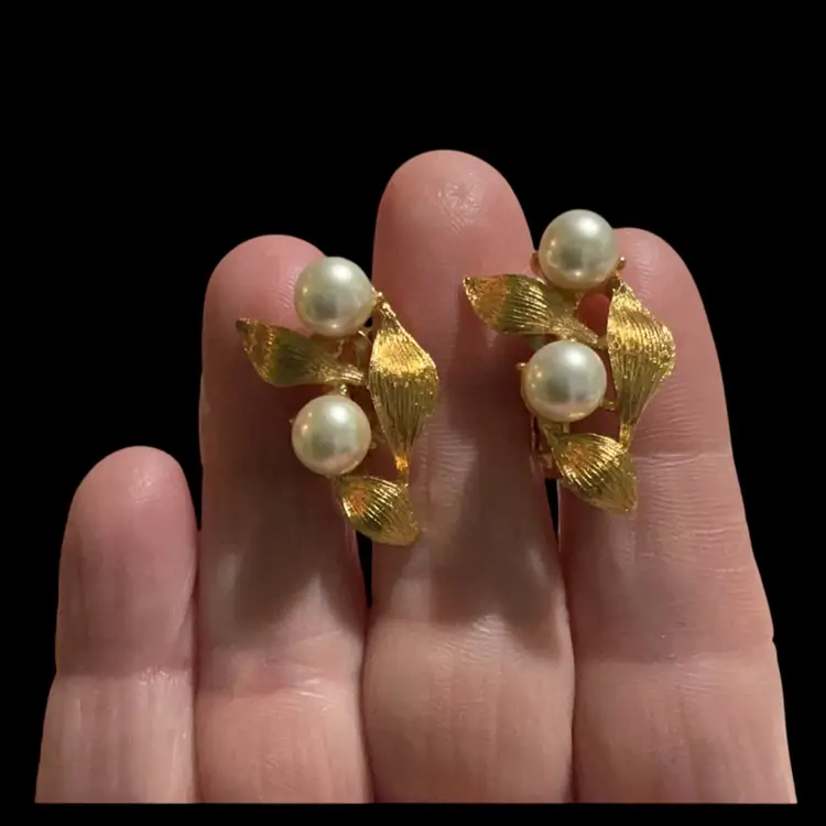 Beautiful Vintage Goldtone Napier Clip Earrings With Faux Pearls.
