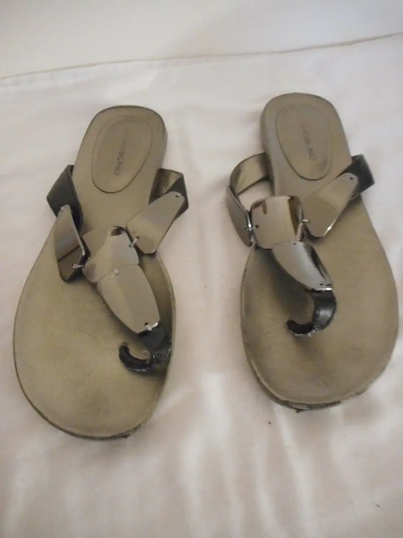 Bandolino Grey/Black accent Flip Flop Sandal 8 M