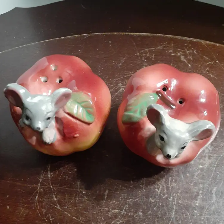 Vintage Mouse Inside Apple Shaker Set