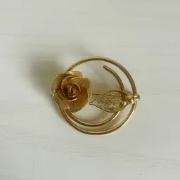 Sarah Coventry Gold Tone Swirl Pin With A Rose And Filigree Leaf  1-1/4”