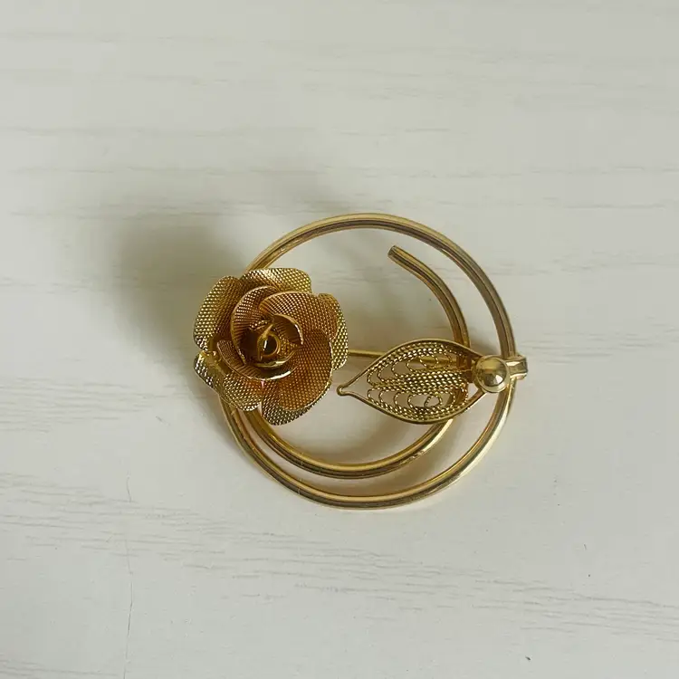 Sarah Coventry Gold Tone Swirl Pin With A Rose And Filigree Leaf  1-1/4”