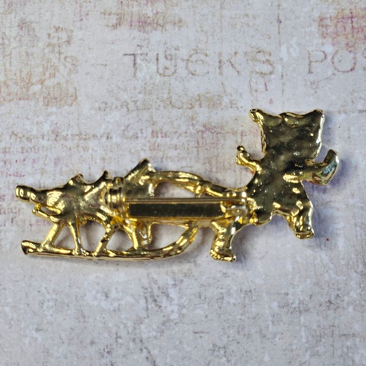 Kitten Pulling Sleigh Pin