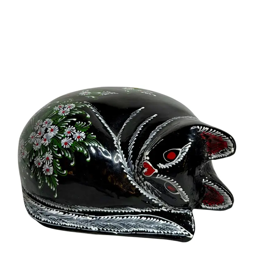 Cat Figurine Hand Painted Wood Black Lacquer With White Daisies Red Heart Nose Folk Art 
1-3/4” H x 3-3/4” L x 2-1/4” W