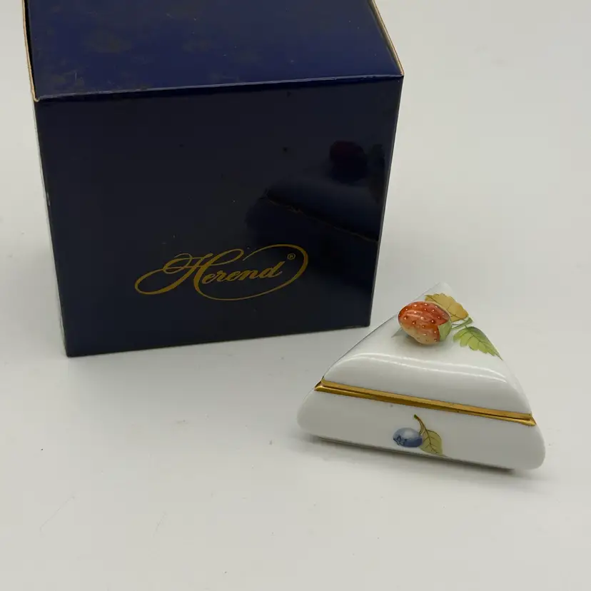 Herend Hungary Fruits 6113 Strawberry Finial Triangle Trinket Box 2001 Guild