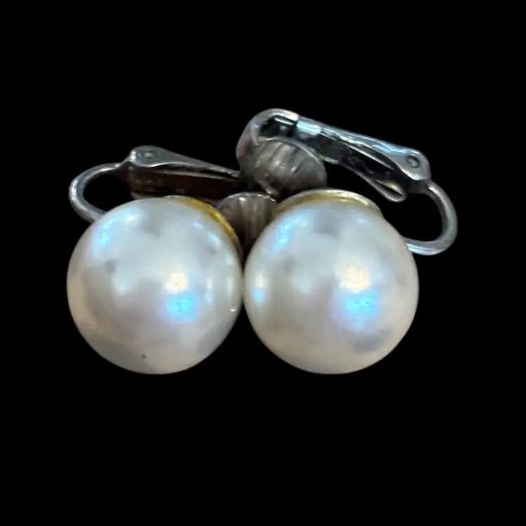 “Vintage Jewelry Lot – 8 Pieces – Rhinestones, Faux Pearls, Clip-On Earrings & Rings.