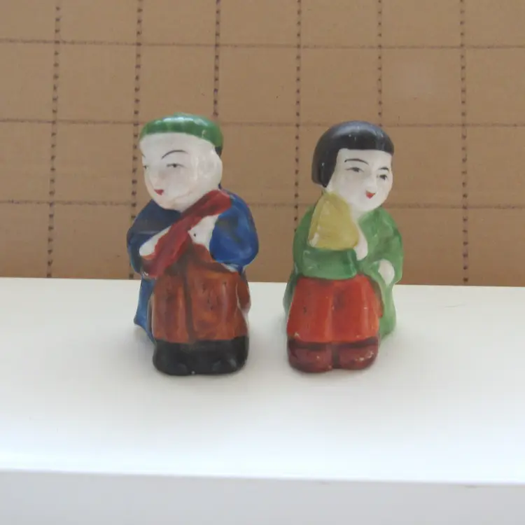 Vtg Oriental Couple Salt and Pepper Shaker Set