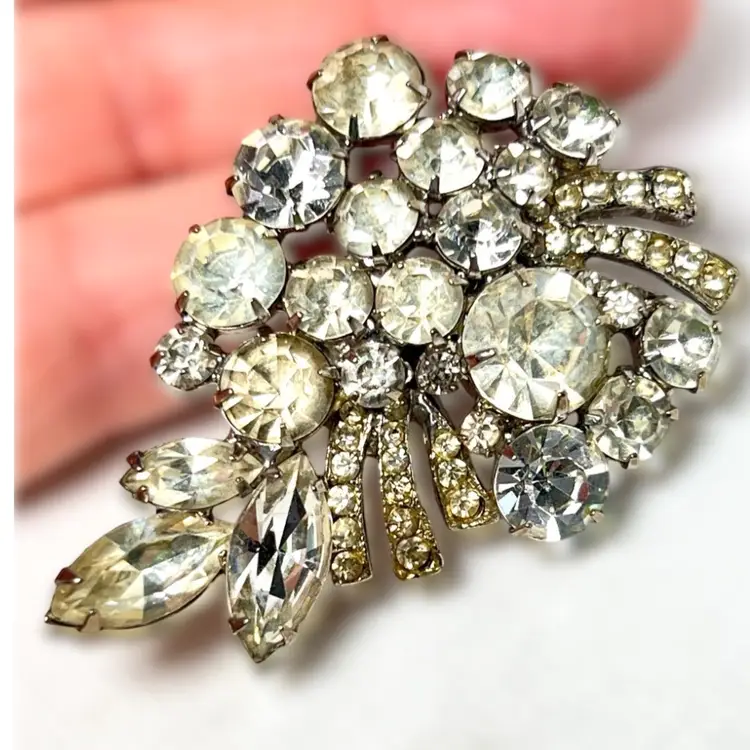 Weiss Grape 🍇 Cluster Design Rhinestone Vintage Brooch. Very Nice Mid-Century Costume Jewelry. Silver-tone. 2-1/8” x 1-1/4” x 3/8”.