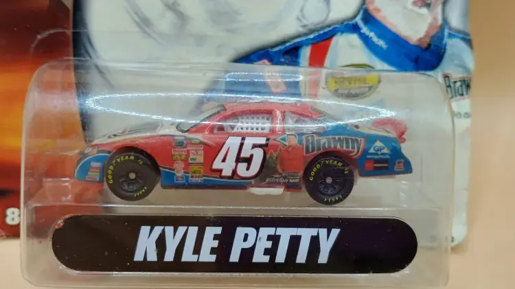 KYLE PETTY #45 Hot Wheels NASCAR Color Change Car