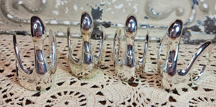 Beautiful Set of 4 Silver Tone Metal Swan Napkin Rings