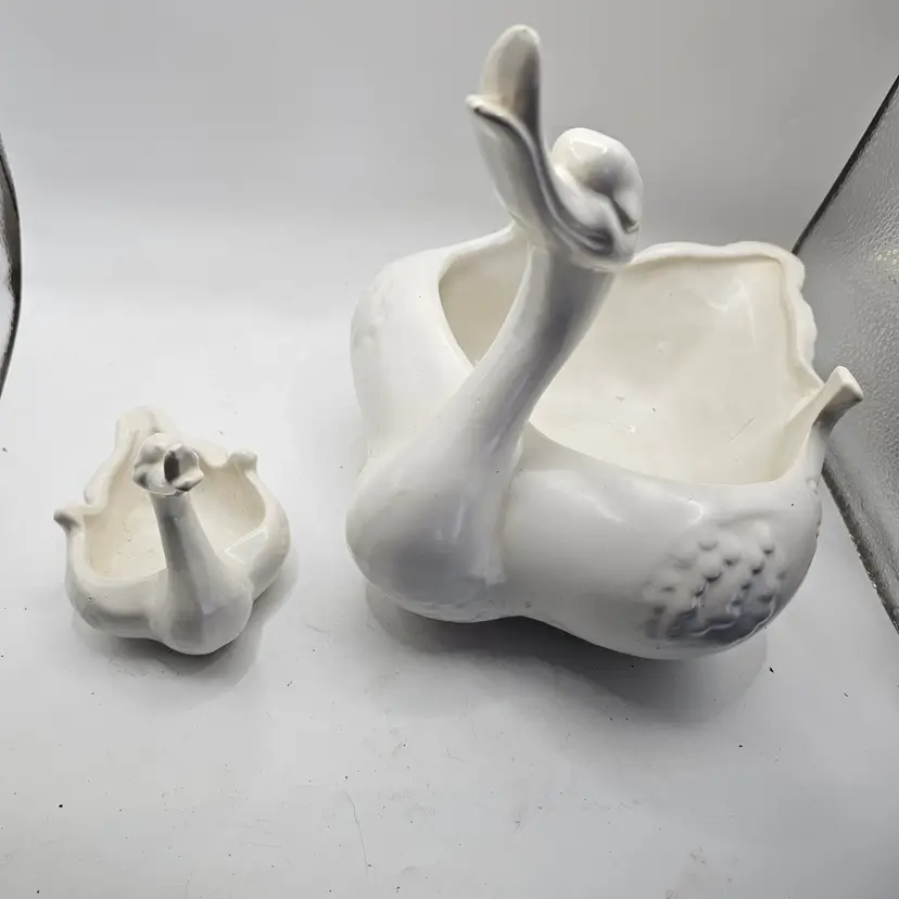Hull pottery imperial swan and baby Planter #23 ivory white