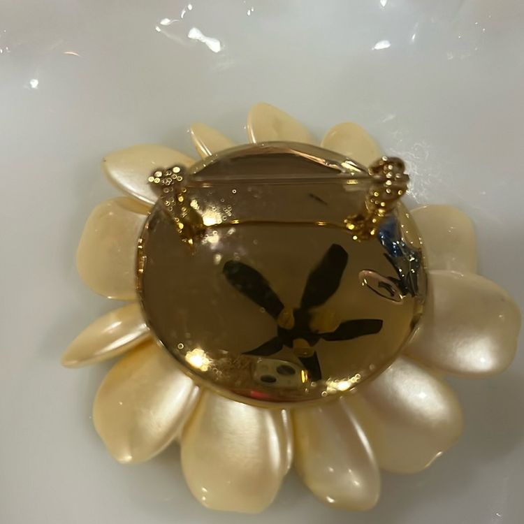 22. Elegant Champaign Colored Blooming Brooch