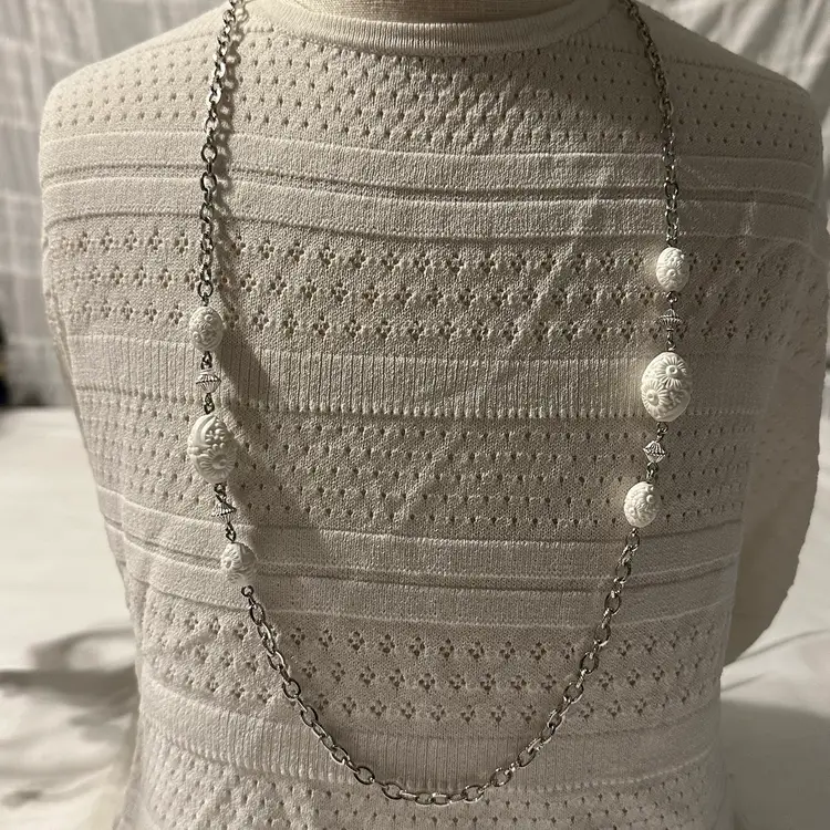 Vintage Sarah Coventry Silver Tone With White Floral Beads Necklace