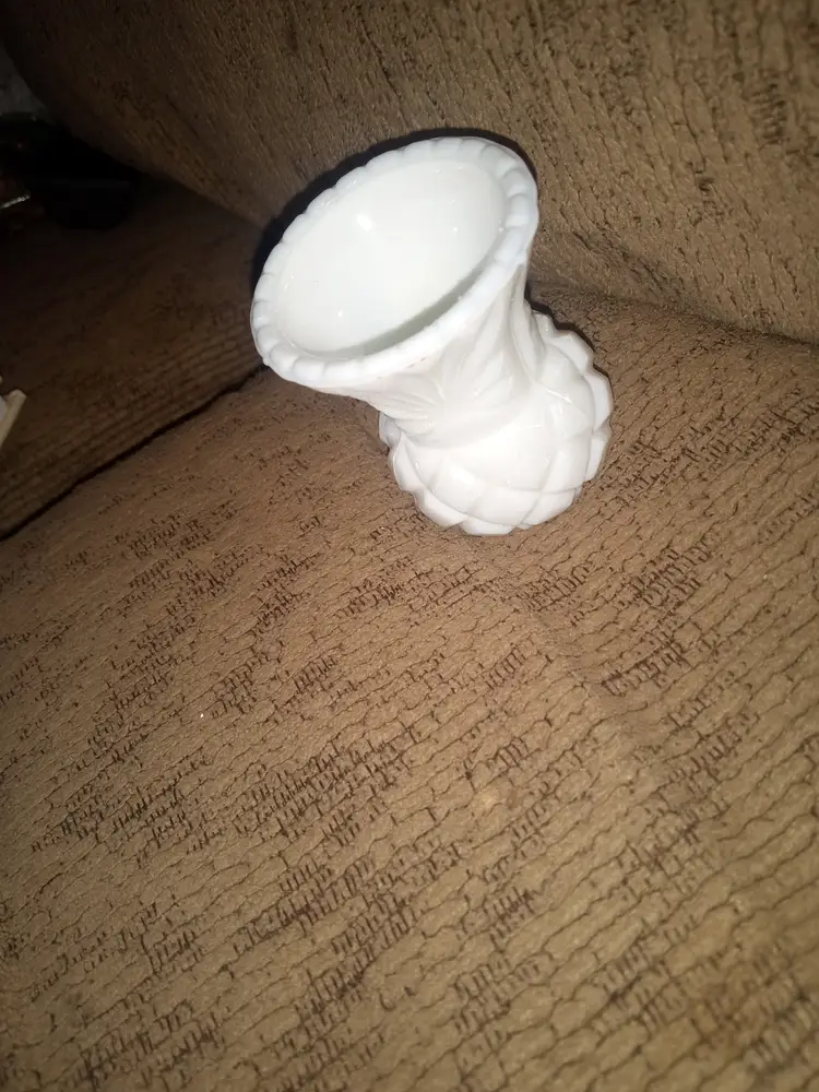 Little white vase appx 3 inch ceramic beautiful designs