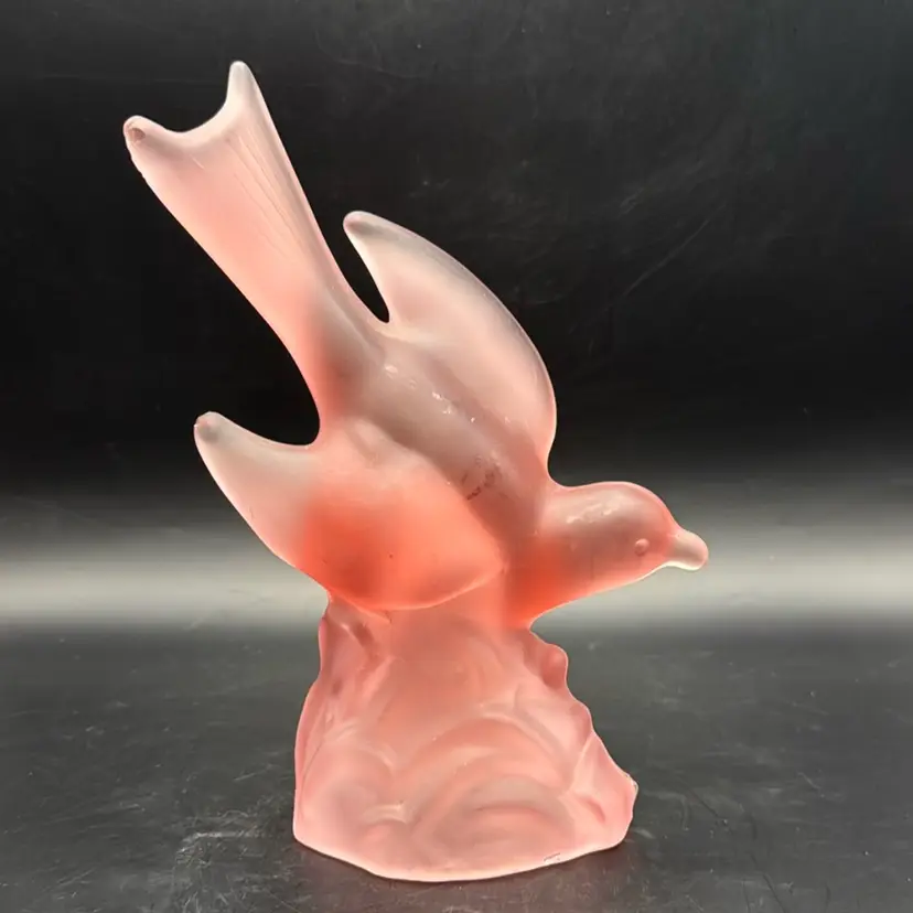 Vintage L.E. Smith Pink Satin Frosted Glass “Bird in Flight” Figurine MCM 9” READ