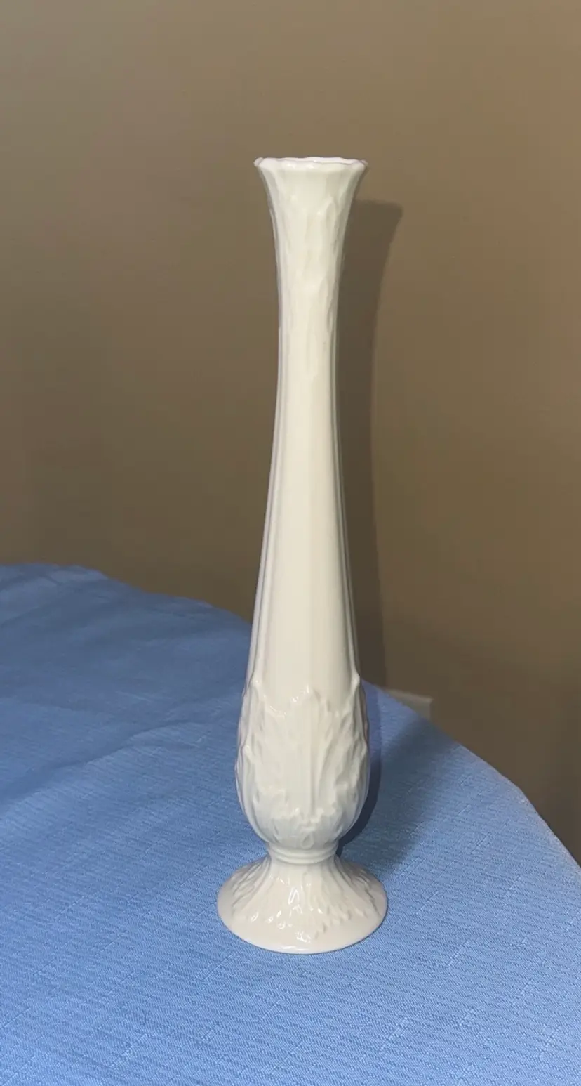 Lenox Woodland Bud Vase Ivory Leaf Motif 10.5” tall