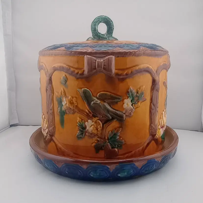 Vintage majollica cake keeper