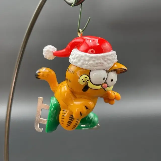 Garfield the Cat Ice Skating Hanging Christmas Vintage Holiday Ornament Enesco